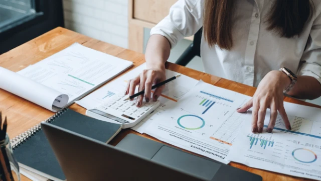 Comparación entre invertir en acciones vs ETFs. Descubre cuál es la mejor opción para hacer crecer tu dinero.