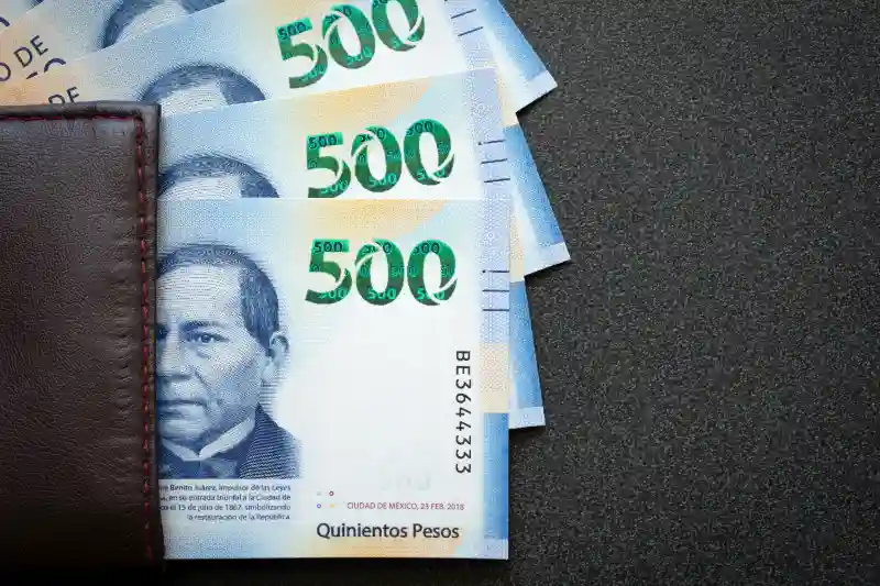 Devolución de impuestos en billetes de 500 pesos mxn de la asesoría fiscal en Donna