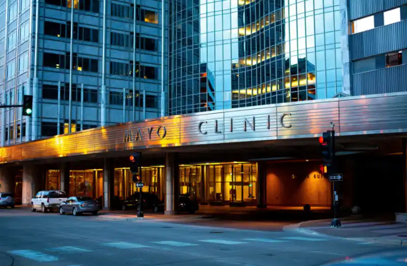 Entrada iluminada del hospital Mayo Clinic en Estados Unidos, uno de los centros médicos más prestigiosos del mundo.