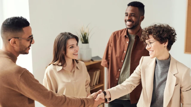 Personas felices firmando con un agente de seguros confiable en México – relación de confianza y asesoría honesta