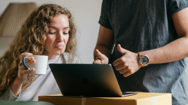 Mujer con taza analizando con asesor la diferencia entre art 151 vs 185 del ISR para deducir su PPR