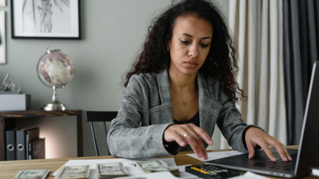 Mujer calculando su deducción por ahorro para el retiro según el art 151 del ISR en México