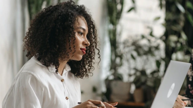 mujer trabajando en su laptop mientras analiza inversiones exentas según el art 93 del ISR