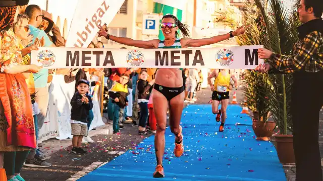 Marathon runner winning first place, symbolizing the final decision on the best health insurance in Mexico
