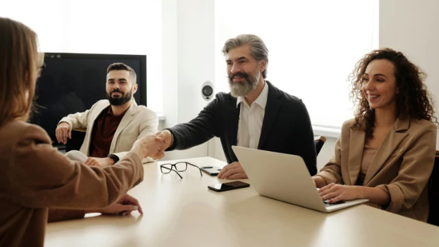 Happy clients signing with a trusted insurance agent in Mexico – a relationship built on trust and honest guidance