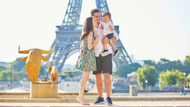 Familia mexicana disfrutando de un viaje en París, representando la tranquilidad de contar con un seguro de gastos médicos internacional.