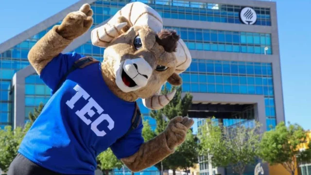 Borrego mascota del ITESM frente al campus del Tecnológico de Monterrey, representando el seguro de gastos médicos mayores (GMM) para alumnos.