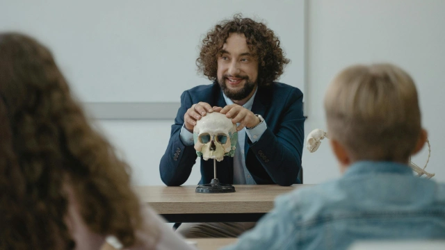 Agente de seguros explicando coberturas médicas a una familia en consulta