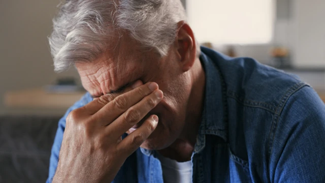 Hombre mayor haciendo facepalm al darse cuenta de que no planeó bien su ahorro para el retiro