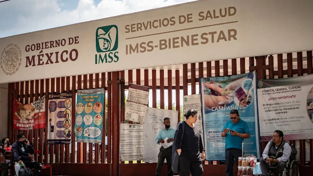 Exterior of an IMSS Bienestar hospital in Mexico with the official government seal visible at the entrance available in Mexico’s New Public Healthcare Reform