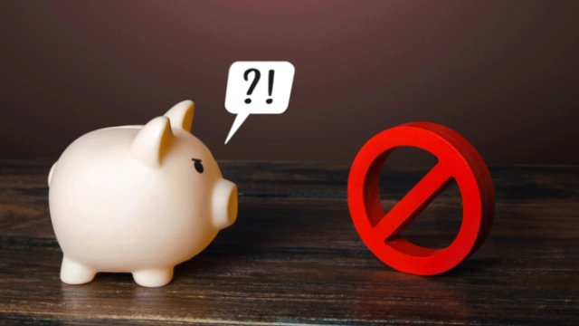 piggy bank enojado viendo símbolo de prohibición representando falta de liquidez financiera
