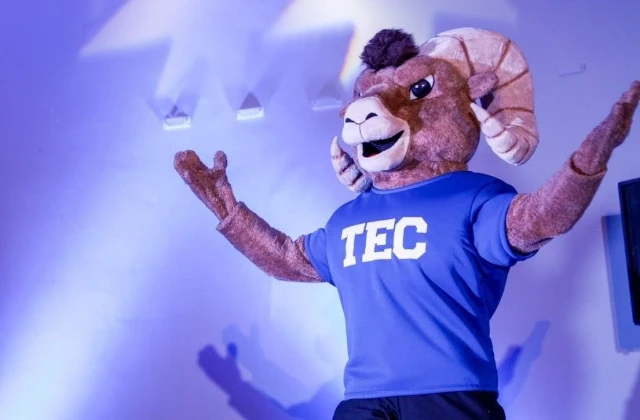 Borrego Teus, mascota oficial del Tecnológico de Monterrey, dentro de un campus del Tec.