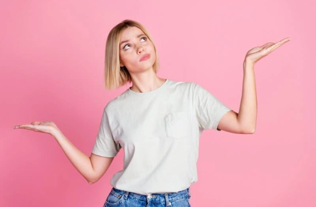 Mujer levantando un brazo más que el otro para representar la comparación entre el Artículo 151 y el Artículo 185.