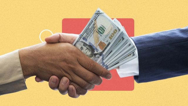 Dos personas estrechando las manos con dinero de por medio, representando el pago directo y el reembolso en un seguro de gastos médicos.
